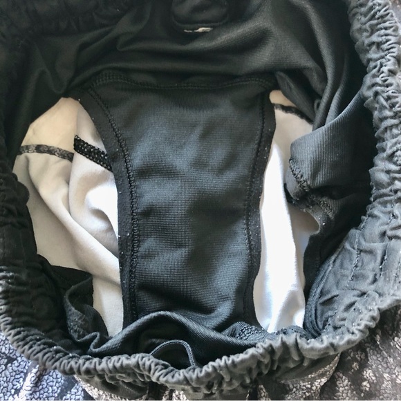 Lululemon Tracker Short IV (4-way Stretch 4") Kindred Spirit Black Multi / Black - Picture 4 of 6